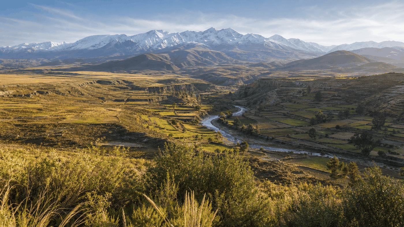 Paisaje andino de Bolivia con montañas, valle agrícola y un río