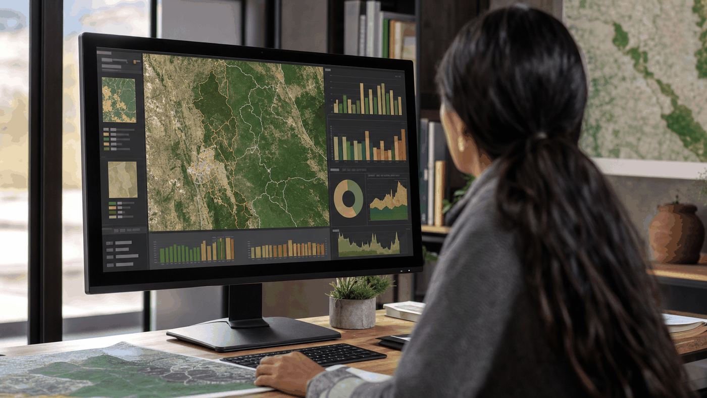Profesional analizando mapas e indicadores territoriales en una pantalla